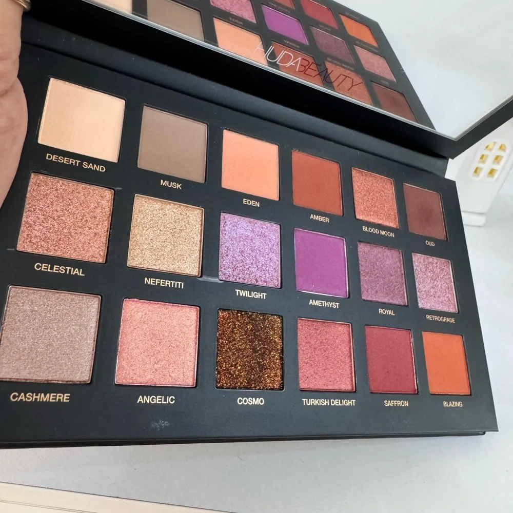 HUDA BEAUTY discover bold